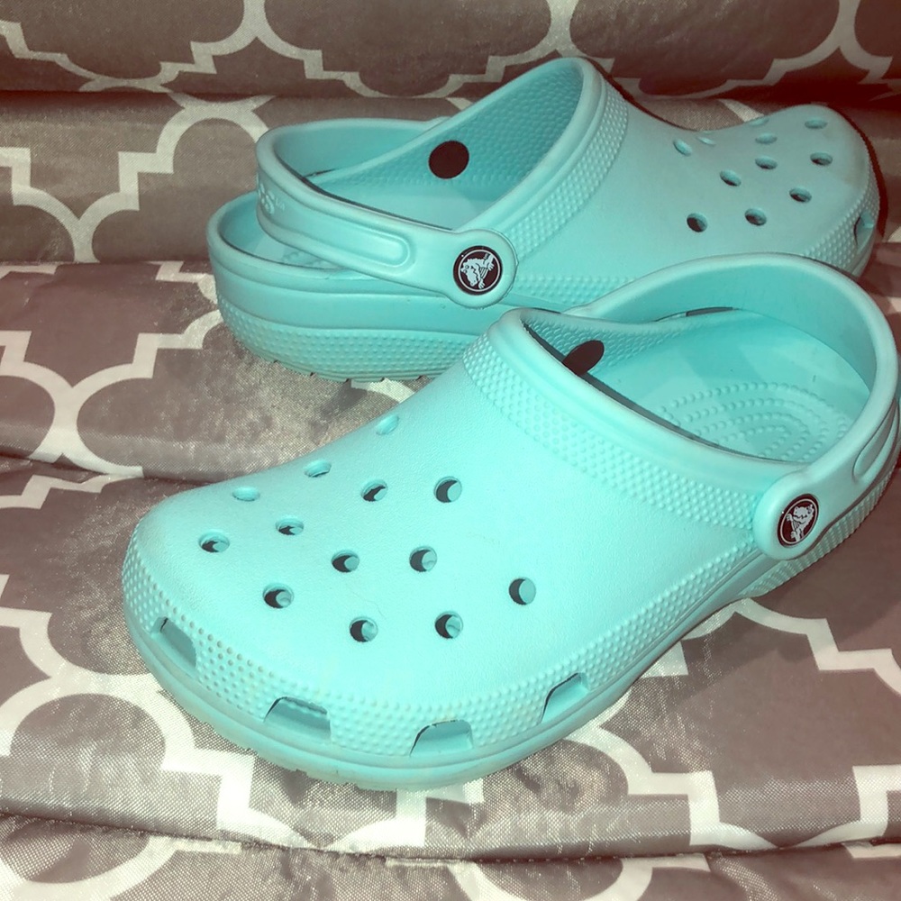 Blue woman’s crocs (slightly used)